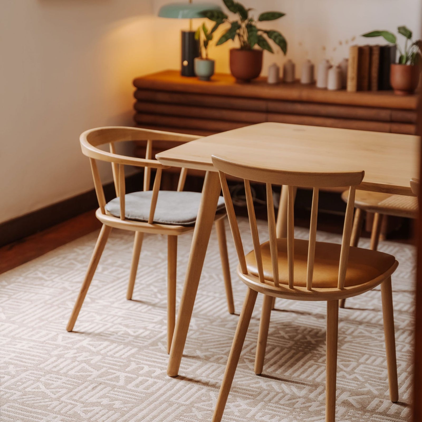 Spindle Back Diner Chair - Classic Comfort for Dining Rooms
